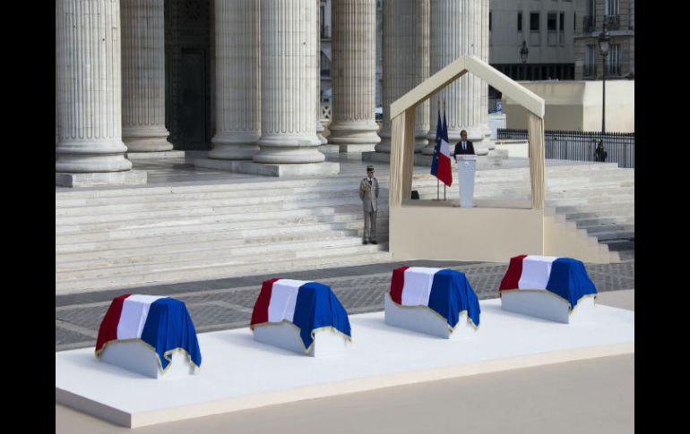 La ceremonia es oficiada por el presidente François Hollande frente a los ataúdes. EFE / I. Langsdon