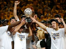 Jugadores de Golden State celebran tras recibir el trofeo de campeones de la Conferencia Oeste de la NBA. AFP / E. Shaw