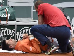 Novak Djokovic sufrió dolor en la zona abdominal y la cadera. AFP / D. Faget