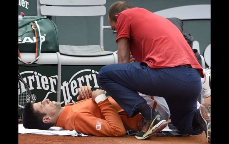 Novak Djokovic sufrió dolor en la zona abdominal y la cadera. AFP / D. Faget