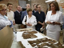 La alcaldesa de Madrid, Ana Botella visita la cripta del convento donde reposarán  los restos de Miguel de Cervantes. EFE / S. Barrenechea