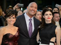 En la imagen, los personajes principales de 'Terremoto': Carla Gugino (izq), Dwayne Johnson y Alexandra Daddario (der). AP / J. Short