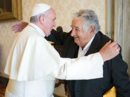 Tanto el Papa como Mujica tienen en común un origen italiano así como su preocupación por los más desfavorecidos. AFP / Osservatore Romano