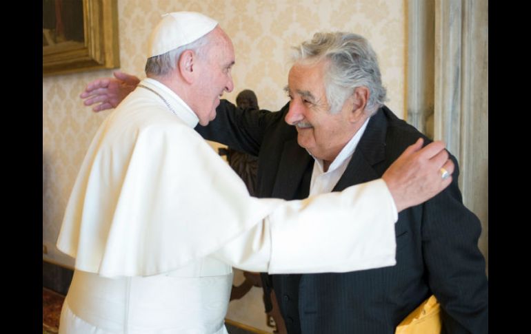 Tanto el Papa como Mujica tienen en común un origen italiano así como su preocupación por los más desfavorecidos. AFP / Osservatore Romano