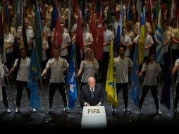 Pese a ser despedazado por la prensa internacional, Blatter luce como favorito para alcanzar su quinto mandato al frente de la FIFA. AFP / F. Coffrini