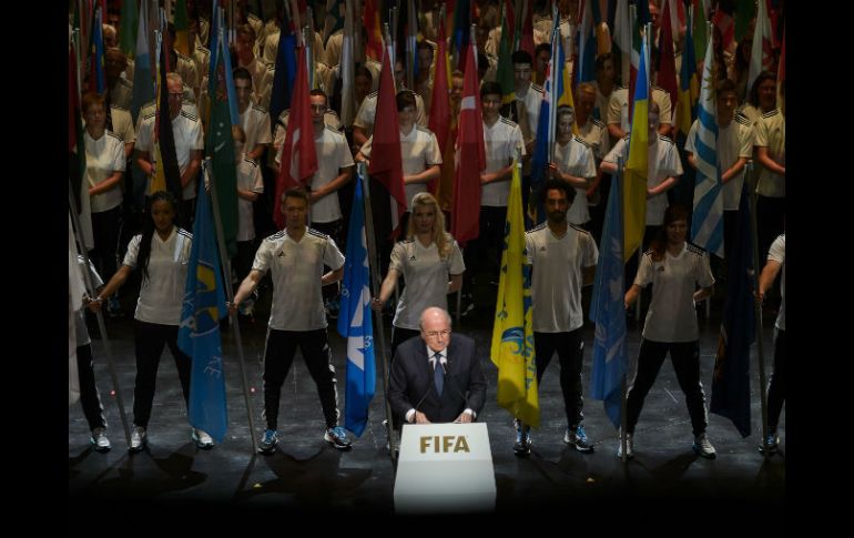 Pese a ser despedazado por la prensa internacional, Blatter luce como favorito para alcanzar su quinto mandato al frente de la FIFA. AFP / F. Coffrini