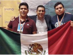 Los ganadores veracruzanos son recibidos por autoridades y compañeros del plantel, a quienes expresaron su orgullo. ESPECIAL / veracruz.gob.mx