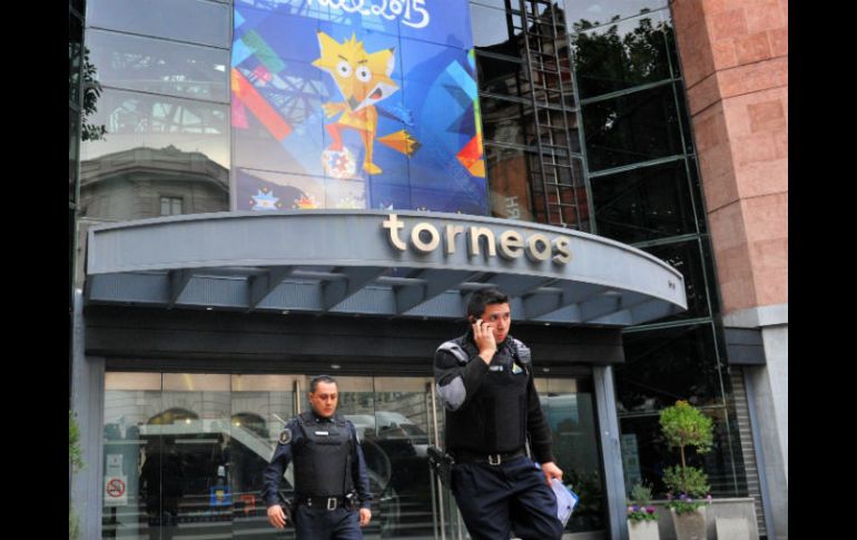 Miembros de la Interpol se ven en la sede de la emisora deportiva argentina Torneos y Competencias durante una redada. AFP / TELAM