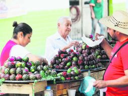 Comercio. Las pitayas que se producen en la Región Sur de Jalisco se ofertan en las calles del Centro de la ciudad de Guadalajara. EL INFORMADOR /  E. BARRERA