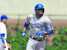 El venezolano Alcides Escobar de los Royals de Kansas City, trota las bases tras conseguir un home run en solitario. AP / Y. Huh