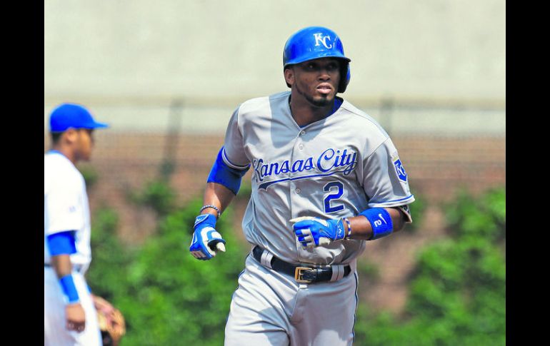 El venezolano Alcides Escobar de los Royals de Kansas City, trota las bases tras conseguir un home run en solitario. AP / Y. Huh