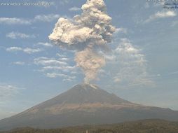 Exhalación del volcán Popocatépetl a las 07:28 horas, vista desde San Nicolás de los Ranchos, Puebla. TWITTER / @webcamsdemexico