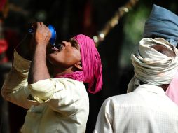 Las autoridades han promovido campañas para informar a la población de la necesidad de beber agua y no permanecer bajo el sol. AFP / S. Kanojia