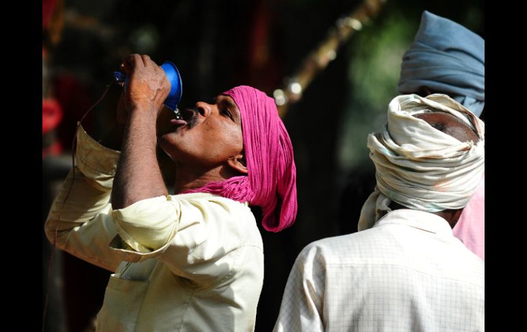 Las autoridades han promovido campañas para informar a la población de la necesidad de beber agua y no permanecer bajo el sol. AFP / S. Kanojia