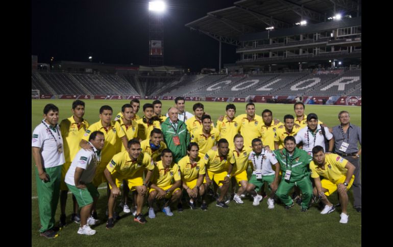 La selección de Bolivia durante el reconocimiento de cancha previo al amistoso con la selección mexicana en 2014. MEXSPORT / ARCHIVO