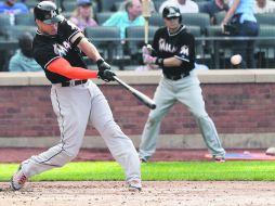 HOME RUN. Giancarlo Stanton, de los Marlins de Miami, conecta un cuadrangular en el tercer episodio frente al pitcheo de los Mets. AP / F. Franklin