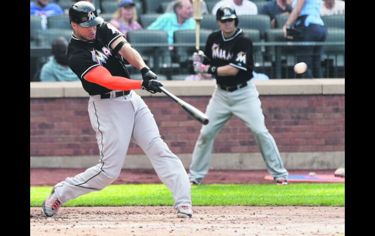 HOME RUN. Giancarlo Stanton, de los Marlins de Miami, conecta un cuadrangular en el tercer episodio frente al pitcheo de los Mets. AP / F. Franklin