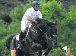 Augusto José Marc, a lomos de 'Sultán Du Guerpe', durante su recorrido en la prueba estelar de la jornada. EL INFORMADOR / F. Atilano