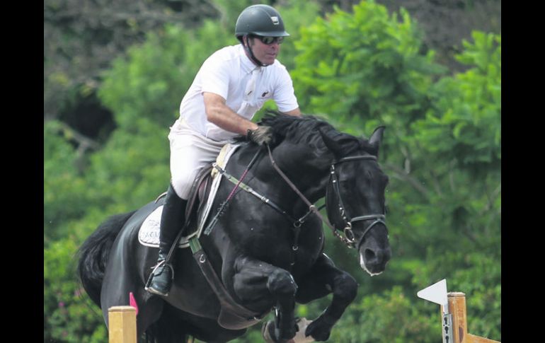 Augusto José Marc, a lomos de 'Sultán Du Guerpe', durante su recorrido en la prueba estelar de la jornada. EL INFORMADOR / F. Atilano