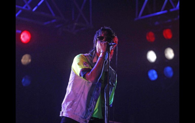 Julian Casablancas lleva al éxtasis a los asistentes con canciones como 'Under Cover of Darkness'. EFE / M. Pérez