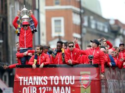 El equipo festejó la Copa FA pero Wilshere (i) al parecer se lo tomó de otra forma. AP / S. Heavey