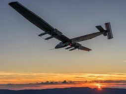 El avión solar debe completar seis de vuelo atravesando el océano Pacífico, antes de llegar a Hawai. TWITTER /  @solarimpulse