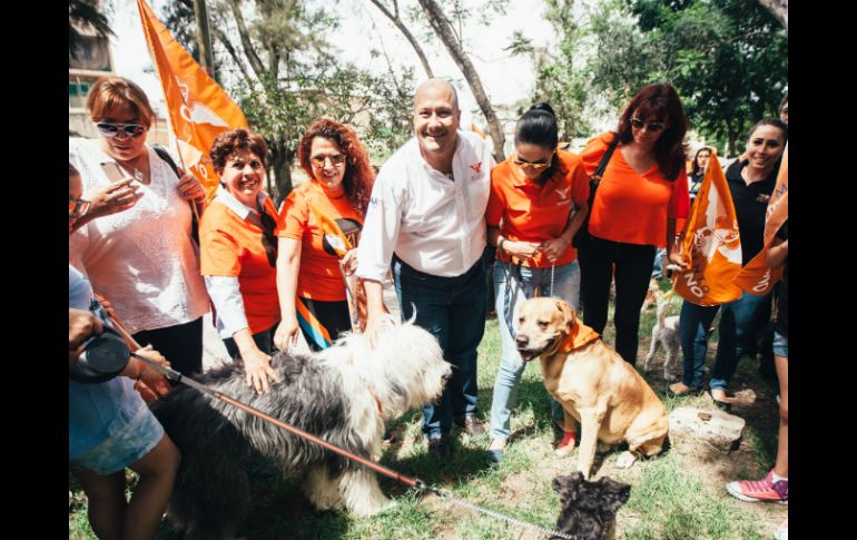 Enrique Alfaro asistió al Parque Italia para participar en la Caminata Canina. ESPECIAL / Enrique Alfaro Ramírez