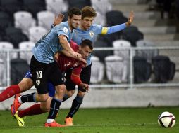 Gastón Pereiro (izquierda) aprovechó un descuido para anotar el gol de la victoria. AFP / M. Melville