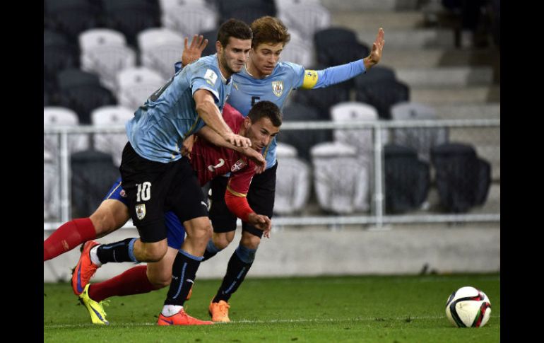 Gastón Pereiro (izquierda) aprovechó un descuido para anotar el gol de la victoria. AFP / M. Melville