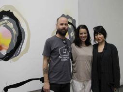 Meaghan Kent, nueva directora d ela galería, entre Joel Kyack y Amanda Ross-Ho,  dos de los creadores que exhiben su obra. EL INFORMADOR / R. Tamayo