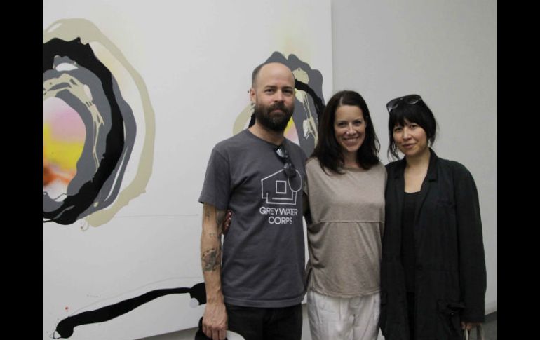 Meaghan Kent, nueva directora d ela galería, entre Joel Kyack y Amanda Ross-Ho,  dos de los creadores que exhiben su obra. EL INFORMADOR / R. Tamayo