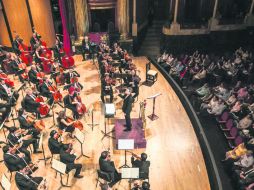 Garry Walker dirigió a la orquesta, mientras Mario Iván Martínez fungió como narrador. EL INFORMADOR / R. Tamayo