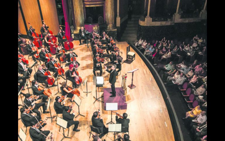 Garry Walker dirigió a la orquesta, mientras Mario Iván Martínez fungió como narrador. EL INFORMADOR / R. Tamayo