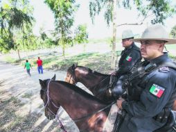 Uniformados vigilan a caballo entre el terreno irregular del área natural en Zapopan. EL INFORMADOR / P. Franco