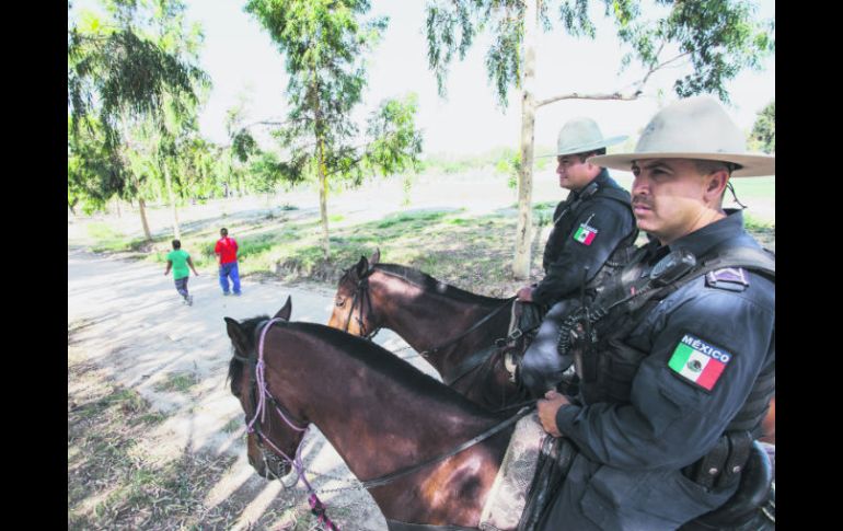 Uniformados vigilan a caballo entre el terreno irregular del área natural en Zapopan. EL INFORMADOR / P. Franco