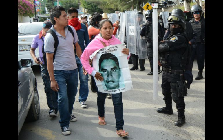 A ocho meses de lucha, los padres de los estudiantes desaparecidos insisten en que fue el Estado el que se llevó a sus hijos. EFE / ARCHIVO