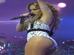 Jennifer López se movió sin pena palpándose el trasero y paseó gateando por el escenario. TWITTER / @JLo