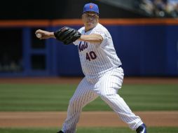 Bartolo Colón, lanza la pelota en la primera entrada del juego del domingo. AP / S. Wenig