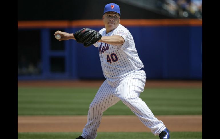 Bartolo Colón, lanza la pelota en la primera entrada del juego del domingo. AP / S. Wenig