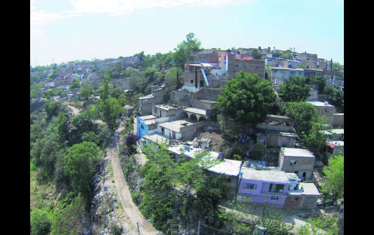 PELIGROSO. Lomas del Paraíso, en Guadalajara, es una de las 23 colonias que tienen riesgos en este municipio. ESPECIAL / @droneprojectmx