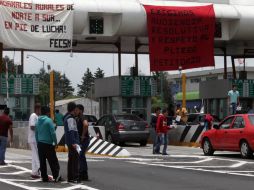 Si bien el paso era libre para automovilistas, acudieron policías antimotines para negociar la liberación de la caseta. SUN / ARCHIVO