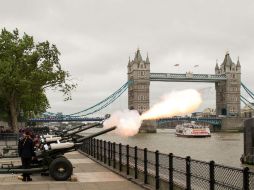 Desde la Torre de Londres, la Honorable Compañía de Artilleros lanza una salva de 62 cañonazos. AFP / L. Neal