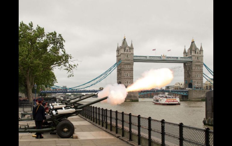 Desde la Torre de Londres, la Honorable Compañía de Artilleros lanza una salva de 62 cañonazos. AFP / L. Neal