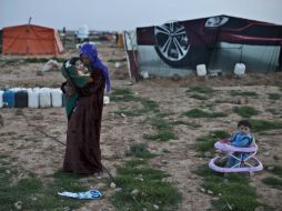 Según la HRW, imágenes satelitales recientes muestran un grupo de personas con tiendas en el lado jordano de la frontera siria. AP / M. Muheisen