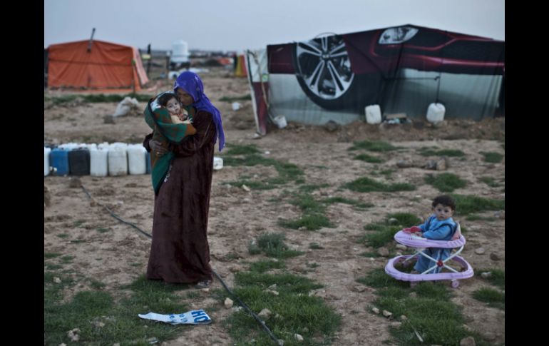 Según la HRW, imágenes satelitales recientes muestran un grupo de personas con tiendas en el lado jordano de la frontera siria. AP / M. Muheisen