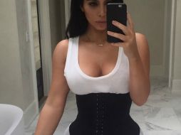 Kim Kardashian entrena su cintura con un corsé diseñado para la reducción de cintura. INSTAGRAM / kimkardashian