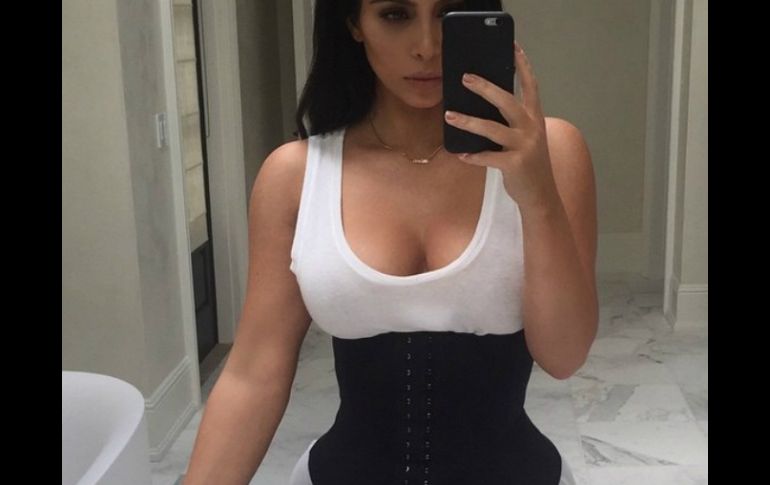 Kim Kardashian entrena su cintura con un corsé diseñado para la reducción de cintura. INSTAGRAM / kimkardashian