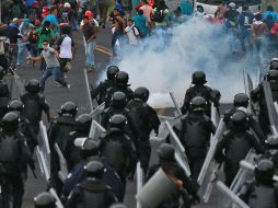 Durante el choque de más de una hora, los normalistas lanzaban piedras y artefactos y los policías balas de goma y toletazos. EFE / J. de la Cruz