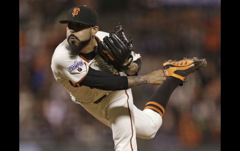 Romo llegó al montículo en la novena entrada, al sustituir a Hunter Strickland. AP / B. Margot