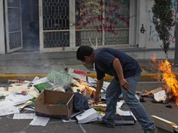 Maestros de la CNTE destruyeron miles de boletas en Oaxaca. AFP / ARCHIVO